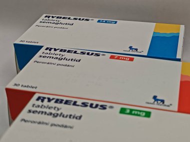 Prag, Çek Cumhuriyeti - 10 Mayıs 2025: NOVO NORDISK tarafından SEMAGLUTIDE aktif maddeyle RYBELSUS ilaç kutusu, tip 2 diyabet ve kan şekerini kontrol etmek için kullanılır.
