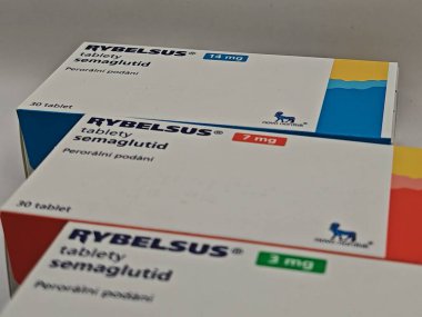 Prag, Çek Cumhuriyeti - 10 Mayıs 2025: NOVO NORDISK tarafından SEMAGLUTIDE aktif maddeyle RYBELSUS ilaç kutusu, tip 2 diyabet ve kan şekerini kontrol etmek için kullanılır.