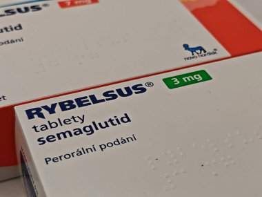 Prag, Çek Cumhuriyeti - 10 Mayıs 2025: NOVO NORDISK tarafından SEMAGLUTIDE aktif maddeyle RYBELSUS ilaç kutusu, tip 2 diyabet ve kan şekerini kontrol etmek için kullanılır.