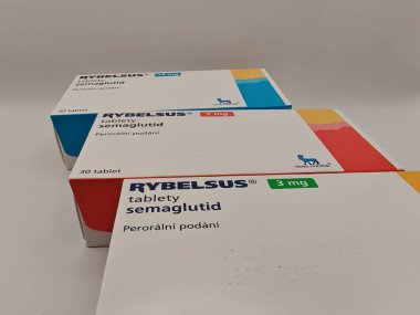Prag, Çek Cumhuriyeti - 10 Mayıs 2025: NOVO NORDISK tarafından SEMAGLUTIDE aktif maddeyle RYBELSUS ilaç kutusu, tip 2 diyabet ve kan şekerini kontrol etmek için kullanılır.