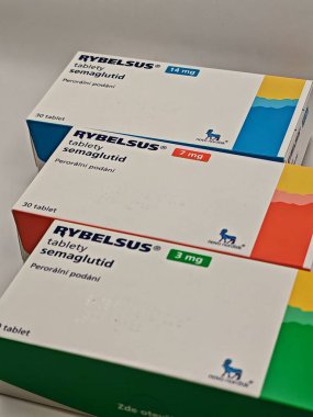 Prag, Çek Cumhuriyeti - 10 Mayıs 2025: NOVO NORDISK tarafından SEMAGLUTIDE aktif maddeyle RYBELSUS ilaç kutusu, tip 2 diyabet ve kan şekerini kontrol etmek için kullanılır.
