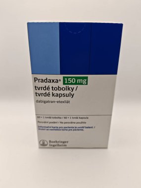 Prag, Çek Cumhuriyeti - 28 Haziran 2025: Boehringer Ingelheim 'ın Dabigatran etexilate maddesi ile PRADAXA ilaç kutusu, felç önleme, atriyal fibrilasyon, kan pıhtılaşması tedavisi