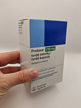 Prag, Çek Cumhuriyeti - 28 Haziran 2025: Boehringer Ingelheim 'ın Dabigatran etexilate maddesi ile PRADAXA ilaç kutusu, felç önleme, atriyal fibrilasyon, kan pıhtılaşması tedavisi