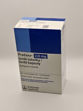 Prag, Çek Cumhuriyeti - 28 Haziran 2025: Boehringer Ingelheim 'ın Dabigatran etexilate maddesi ile PRADAXA ilaç kutusu, felç önleme, atriyal fibrilasyon, kan pıhtılaşması tedavisi