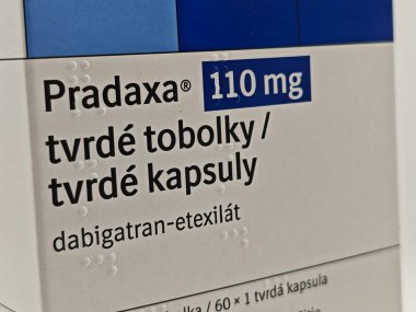 Prag, Çek Cumhuriyeti - 28 Haziran 2025: Boehringer Ingelheim 'ın Dabigatran etexilate maddesi ile PRADAXA ilaç kutusu, felç önleme, atriyal fibrilasyon, kan pıhtılaşması tedavisi