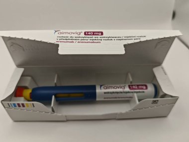 Prag, Çek Cumhuriyeti-8 Nisan 2025: Kronik migreni ve monoklonal antikor tedavisini önlemek için Aimovig enjeksiyon kalemi.