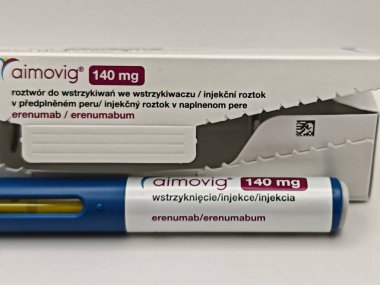 Prag, Çek Cumhuriyeti-8 Nisan 2025: Kronik migreni ve monoklonal antikor tedavisini önlemek için Aimovig enjeksiyon kalemi.