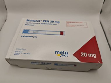 Prag, Çek Cumhuriyeti-13 Mayıs 2025: Metoje Kalemi romatoid artrit ve sedef için metotreksat, medac tarafından otomatik enjektör.