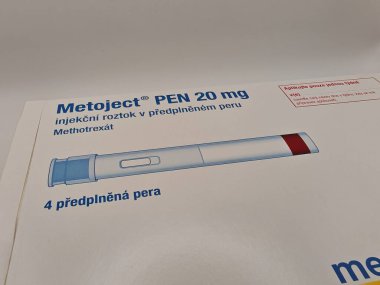 Prag, Çek Cumhuriyeti-13 Mayıs 2025: Metoje Kalemi romatoid artrit ve sedef için metotreksat, medac tarafından otomatik enjektör.