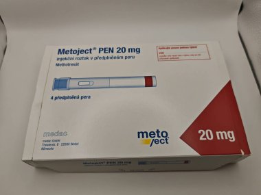 Prag, Çek Cumhuriyeti-13 Mayıs 2025: Metoje Kalemi romatoid artrit ve sedef için metotreksat, medac tarafından otomatik enjektör.