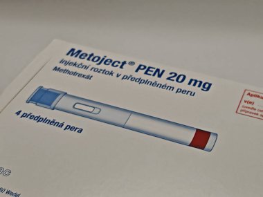 Prag, Çek Cumhuriyeti-13 Mayıs 2025: Metoje Kalemi romatoid artrit ve sedef için metotreksat, medac tarafından otomatik enjektör.