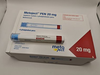 Prag, Çek Cumhuriyeti-13 Mayıs 2025: Metoje Kalemi romatoid artrit ve sedef için metotreksat, medac tarafından otomatik enjektör.