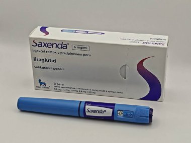 Prag, Çek Cumhuriyeti - 2 Ağustos 2024: NOVO NORDISK tarafından kullanılan LIRAGLUTIDE aktif maddeyle SAXENDA ilaç kutusu.