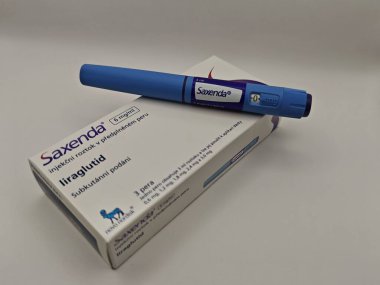 Prag, Çek Cumhuriyeti - 2 Ağustos 2024: NOVO NORDISK tarafından kullanılan LIRAGLUTIDE aktif maddeyle SAXENDA ilaç kutusu.