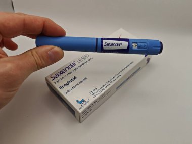 Prag, Çek Cumhuriyeti - 2 Ağustos 2024: NOVO NORDISK tarafından kullanılan LIRAGLUTIDE aktif maddeyle SAXENDA ilaç kutusu.