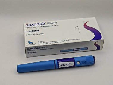 Prag, Çek Cumhuriyeti - 2 Ağustos 2024: NOVO NORDISK tarafından kullanılan LIRAGLUTIDE aktif maddeyle SAXENDA ilaç kutusu.