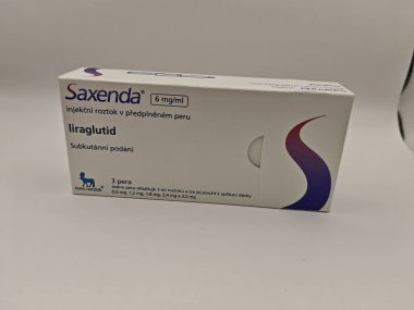 Prag, Çek Cumhuriyeti -2 Haziran 2025: NOVO NORDISK tarafından kullanılan LIRAGLUTIDE aktif maddeyle SAXENDA ilaç kutusu.