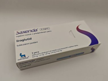 Prag, Çek Cumhuriyeti -2 Haziran 2025: NOVO NORDISK tarafından kullanılan LIRAGLUTIDE aktif maddeyle SAXENDA ilaç kutusu.