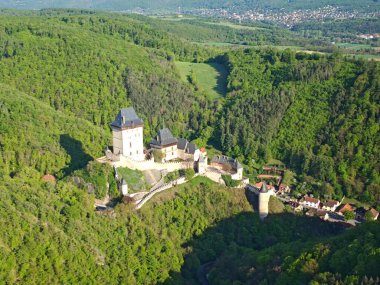 Karlstejn Şatosu manzarası, Ortaçağ Gotik Kale Kulesi, Bohemya Çek Cumhuriyeti
