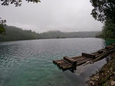 Montebello Gölleri, Lagunas de Montebello Milli Parkı manzarası, göllerin panoramik manzarası, yoğun mavi renk, dağların üzerindeki yemyeşil orman, doğa manzarası, Comitan, Chiapas, Meksika