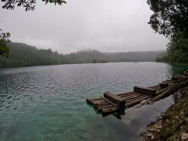 Montebello Gölleri, Lagunas de Montebello Milli Parkı manzarası, göllerin panoramik manzarası, yoğun mavi renk, dağların üzerindeki yemyeşil orman, doğa manzarası, Comitan, Chiapas, Meksika