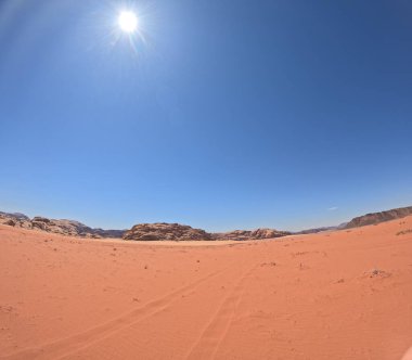 Wadi Rum Çölü Ürdün. Kızıl çöl ve Jabal Al Qattar dağı. Yıldız Savaşları, Arabistanlı Lawrence filmlerinin çekildiği ünlü filmler..