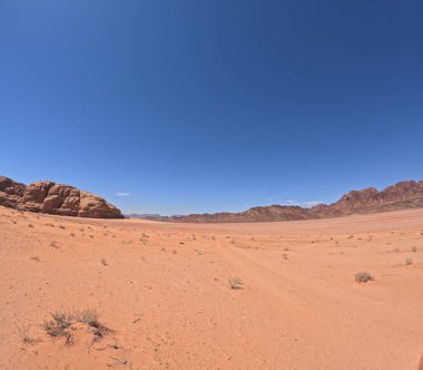 Wadi Rum Çölü Ürdün. Kızıl çöl ve Jabal Al Qattar dağı. Yıldız Savaşları, Arabistanlı Lawrence filmlerinin çekildiği ünlü filmler..