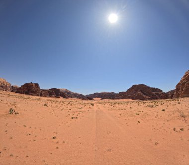 Wadi Rum Çölü Ürdün. Kızıl çöl ve Jabal Al Qattar dağı. Yıldız Savaşları, Arabistanlı Lawrence filmlerinin çekildiği ünlü filmler..