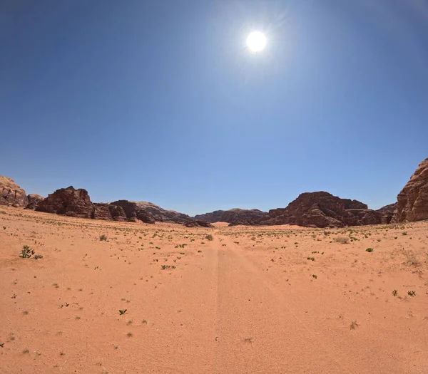 Wadi Rum Çölü Ürdün. Kızıl çöl ve Jabal Al Qattar dağı. Yıldız Savaşları, Arabistanlı Lawrence filmlerinin çekildiği ünlü filmler..