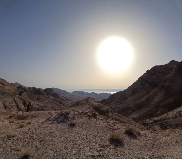 Wadi Rum Çölü Ürdün. Kızıl çöl ve Jabal Al Qattar dağı. Yıldız Savaşları, Arabistanlı Lawrence filmlerinin çekildiği ünlü filmler..