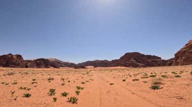 Wadi Rum Çölü Ürdün. Kızıl çöl ve Jabal Al Qattar dağı. Çekilen bazı ünlü filmlerin olduğu yer, Yıldız Savaşları, Arabistanlı Lawrence. Joordan patikasında uzun mesafe yürüyüş gezisi.