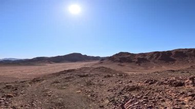 Wadi Rum Çölü Ürdün. Kızıl çöl ve Jabal Al Qattar dağı. Çekilen bazı ünlü filmlerin olduğu yer, Yıldız Savaşları, Arabistanlı Lawrence. Joordan patikasında uzun mesafe yürüyüş gezisi.