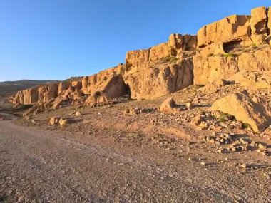 Wadi Rum Çölü Ürdün. Kızıl çöl ve Jabal Al Qattar dağı. Çekilen bazı ünlü filmlerin olduğu yer, Yıldız Savaşları, Arabistanlı Lawrence. Joordan patikasında uzun mesafe yürüyüş gezisi.