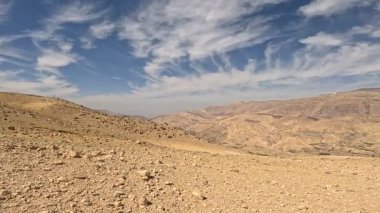 Wadi Rum Çölü Ürdün. Kızıl çöl ve Jabal Al Qattar dağı. Çekilen bazı ünlü filmlerin olduğu yer, Yıldız Savaşları, Arabistanlı Lawrence. Joordan patikasında uzun mesafe yürüyüş gezisi.