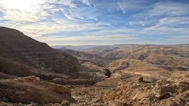 Wadi Rum Çölü Ürdün. Kızıl çöl ve Jabal Al Qattar dağı. Çekilen bazı ünlü filmlerin olduğu yer, Yıldız Savaşları, Arabistanlı Lawrence. Joordan patikasında uzun mesafe yürüyüş gezisi.