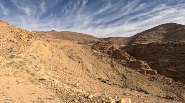 Wadi Rum Çölü Ürdün. Kızıl çöl ve Jabal Al Qattar dağı. Çekilen bazı ünlü filmlerin olduğu yer, Yıldız Savaşları, Arabistanlı Lawrence. Joordan patikasında uzun mesafe yürüyüş gezisi.