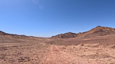 Wadi Rum Çölü Ürdün. Kızıl çöl ve Jabal Al Qattar dağı. Çekilen bazı ünlü filmlerin olduğu yer, Yıldız Savaşları, Arabistanlı Lawrence. Joordan patikasında uzun mesafe yürüyüş gezisi.