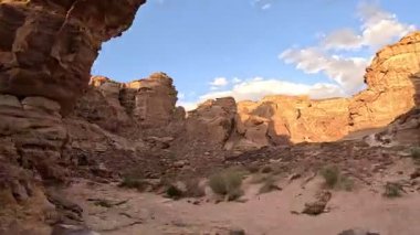 Wadi Rum Çölü Ürdün. Kızıl çöl ve Jabal Al Qattar dağı. Çekilen bazı ünlü filmlerin olduğu yer, Yıldız Savaşları, Arabistanlı Lawrence. Joordan patikasında uzun mesafe yürüyüş gezisi.