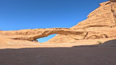 Wadi Rum Çölü Ürdün. Kızıl çöl ve Jabal Al Qattar dağı. Çekilen bazı ünlü filmlerin olduğu yer, Yıldız Savaşları, Arabistanlı Lawrence. Joordan patikasında uzun mesafe yürüyüş gezisi.