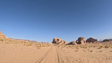 Wadi Rum Çölü Ürdün. Kızıl çöl ve Jabal Al Qattar dağı. Çekilen bazı ünlü filmlerin olduğu yer, Yıldız Savaşları, Arabistanlı Lawrence. Joordan patikasında uzun mesafe yürüyüş gezisi.