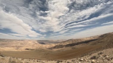 Wadi Rum Çölü Ürdün. Kızıl çöl ve Jabal Al Qattar dağı. Çekilen bazı ünlü filmlerin olduğu yer, Yıldız Savaşları, Arabistanlı Lawrence. Joordan patikasında uzun mesafe yürüyüş gezisi.