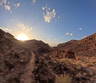 Wadi Rum Çölü Ürdün. Kızıl çöl ve Jabal Al Qattar dağı. Yıldız Savaşları, Arabistanlı Lawrence filmlerinin çekildiği ünlü filmler..