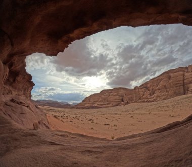 Wadi Rum Çölü Ürdün. Kızıl çöl ve Jabal Al Qattar dağı. Yıldız Savaşları, Arabistanlı Lawrence filmlerinin çekildiği ünlü filmler..
