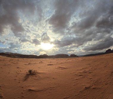 Wadi Rum Çölü Ürdün. Kızıl çöl ve Jabal Al Qattar dağı. Yıldız Savaşları, Arabistanlı Lawrence filmlerinin çekildiği ünlü filmler..