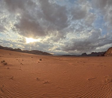 Wadi Rum Çölü Ürdün. Kızıl çöl ve Jabal Al Qattar dağı. Yıldız Savaşları, Arabistanlı Lawrence filmlerinin çekildiği ünlü filmler..