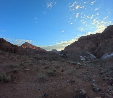 Wadi Rum Çölü Ürdün. Kızıl çöl ve Jabal Al Qattar dağı. Yıldız Savaşları, Arabistanlı Lawrence filmlerinin çekildiği ünlü filmler..