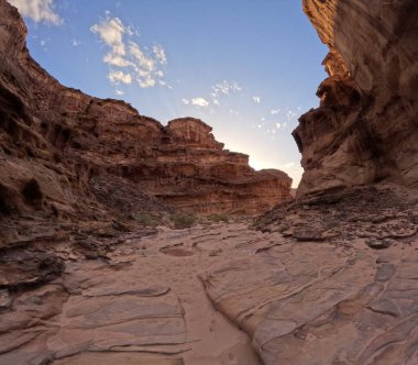 Wadi Rum Çölü Ürdün. Kızıl çöl ve Jabal Al Qattar dağı. Yıldız Savaşları, Arabistanlı Lawrence filmlerinin çekildiği ünlü filmler..