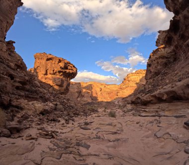 Wadi Rum Çölü Ürdün. Kızıl çöl ve Jabal Al Qattar dağı. Yıldız Savaşları, Arabistanlı Lawrence filmlerinin çekildiği ünlü filmler..