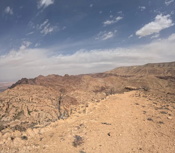 Wadi Rum Çölü Ürdün. Kızıl çöl ve Jabal Al Qattar dağı. Yıldız Savaşları, Arabistanlı Lawrence filmlerinin çekildiği ünlü filmler..