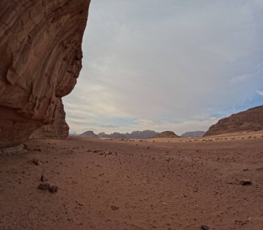 Wadi Rum Çölü Ürdün. Kızıl çöl ve Jabal Al Qattar dağı. Yıldız Savaşları, Arabistanlı Lawrence filmlerinin çekildiği ünlü filmler..